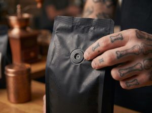 Komponen one-way valve pada kemasan kopi untuk pelepasan gas karbon dioksida.